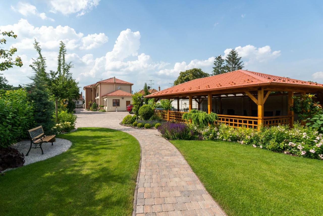 Villa Ephelia Dunajska Streda Exterior photo